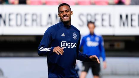 Er ist in München gelandet: Der Wechsel von Ryan Gravenberch von Ajax Amsterdam zu Bayern München ist wohl perfekt.