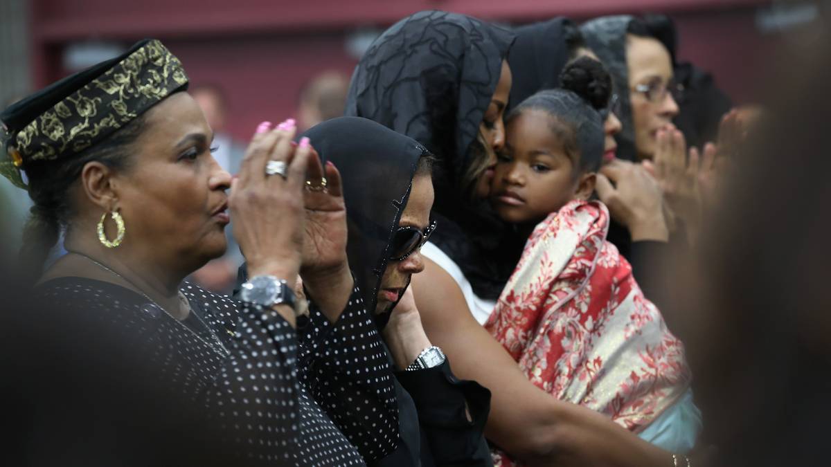 Tiefe Trauer bei Alis zweiter Ehefrau Khalilah Camacho-Ali (l.), und seiner vierten Ehegattin Lonnie Ali (M.). Tochter Laila hält mit ihrer Tochter im Arm inne