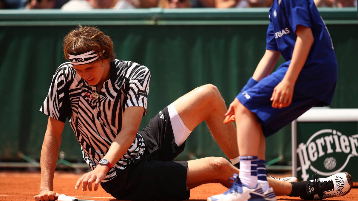 An Tag drei war er im Einsatz - und auch an Tag vier  muss er ran: Das deutsche Supertalent Alexander Zverev setzt seine Partie gegen einen Lokalmatadoren fort. Trotz dieses Ausrutschers...