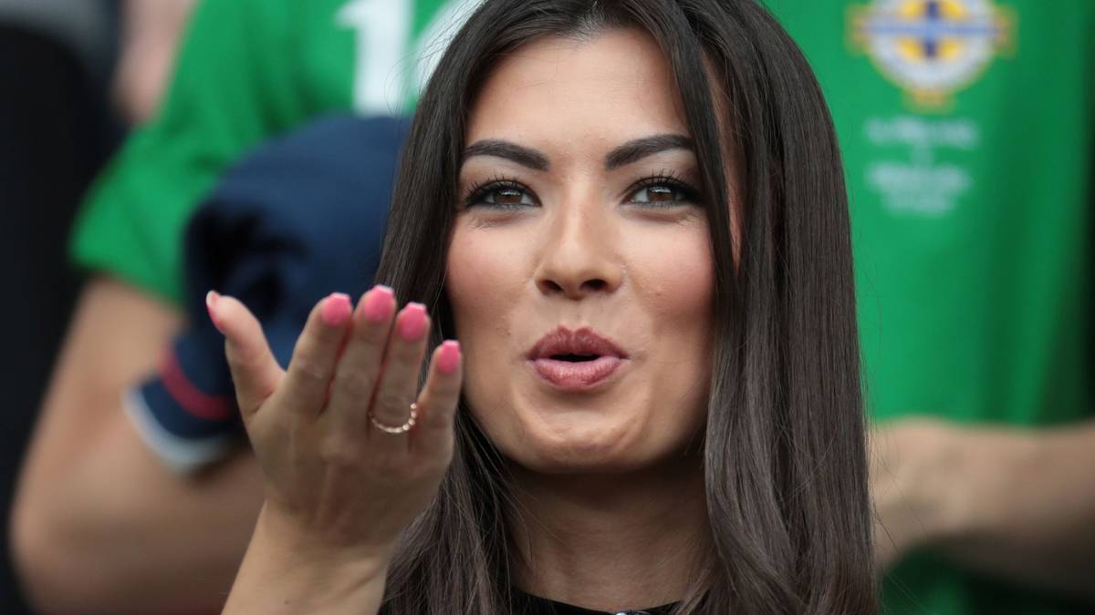 Mit Küsschen feuern die weiblichen Fans die Grünen an