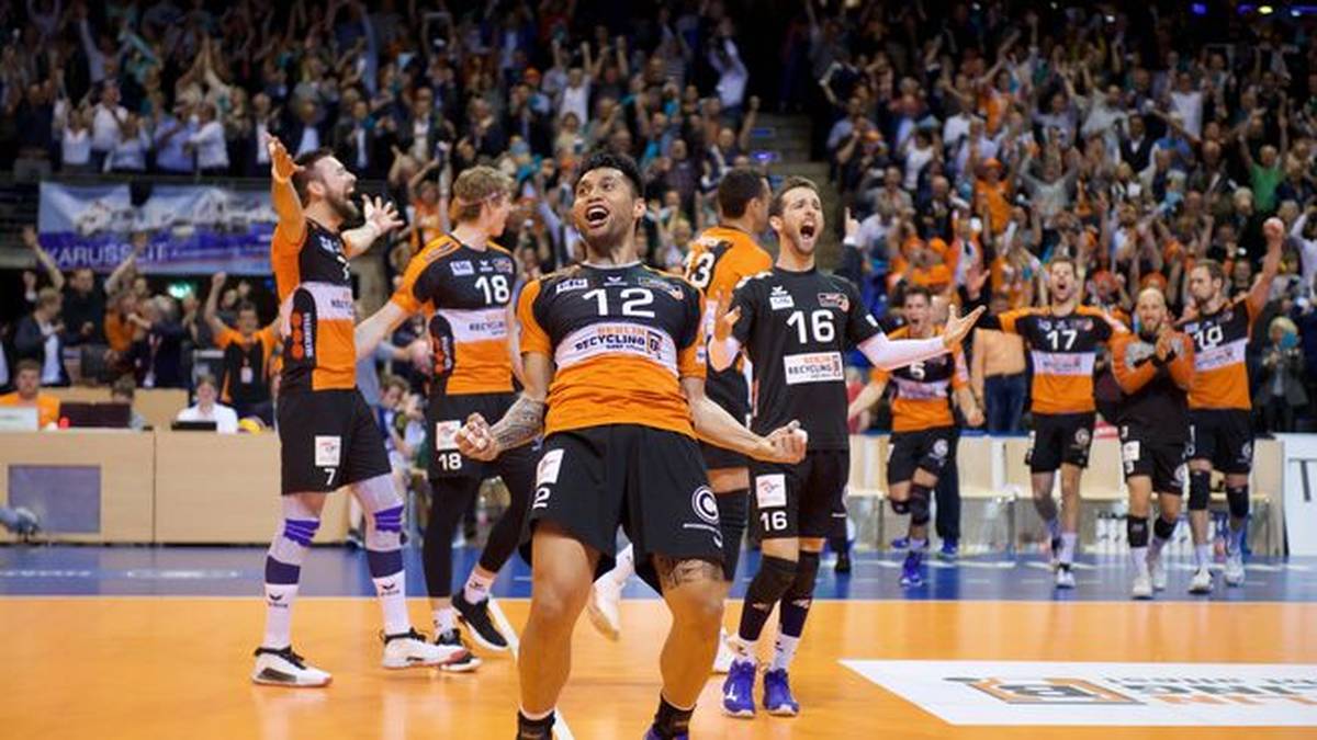 SAISON 2018/2019: Im Vorjahr wähnt sich Friedrichshafen schon als der neue deutsche Meister, führt in der Serie mit 2:1. Doch Berlin schlägt mit einem unfassbaren Comeback zurück. Nach einem 3:1-Sieg im vierten Spiel gewinnt der Titelverteidiger das entscheidende fünfte Duell im Tie-Break und sichert sich damit die vierte Meisterschaft in Serie