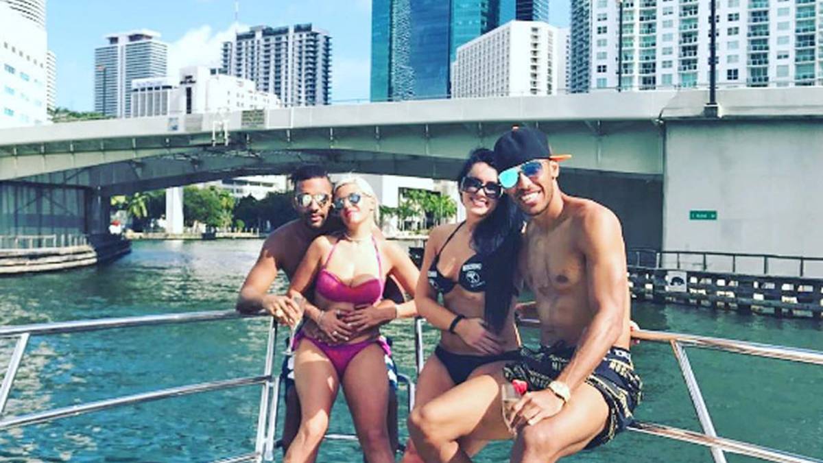 Deutlich glamouröser verbrachte BVB-Stürmer Pierre-Emerick Aubameyang den Jahreswechsel. Gemeinsam mit seinem Bruder Willy wünscht er von einer Yacht - samt attraktiver Begleitung - ein frohes neues Jahr