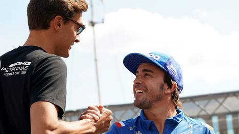 George Russell (GBR) und Fernando Alonso (ESP) 