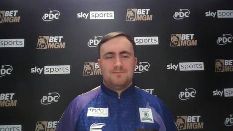Luke Littler spricht am zweiten Spieltag der Premier League of Darts über die deutschen Fans und seinen Freizeitaktivitäten wenn er nicht auf der großen Dartsbühne steht.