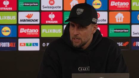 Stuttgarts Trainer Sebastian Hoeneß spricht auf der Pressekonferenz vor dem Europa-League-Rückspiel gegen Celtic über das Thema Dreifachbelastung.