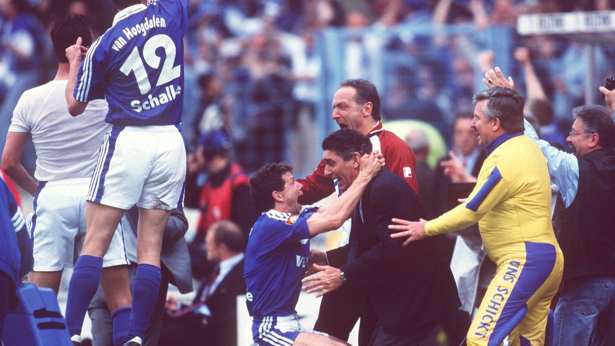 Bitter: Auf Schalke wurde nach dem 5:3 gegen Unterhaching - dem letzten Spiel im altehrwürdigen Parkstadion - schon gefeiert, weil man aufgrund eines Missverständnisses dachte, Bayerns Niederlage wäre schon besiegelt