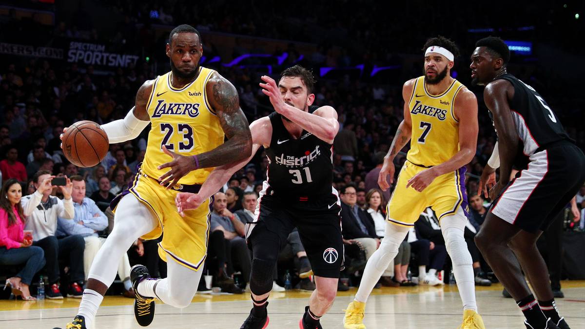 Doch nun ist der Trikottausch geplatzt, denn Trikothersteller Nike legte sein Veto ein. Der Konzern befürchtet einen Millionenverlust, da bereits zahlreiche neue Lakers-Jerseys mit der 23 und LeBron produziert wurden. Ein Tausch ist nun erst zur kommenden Saison möglich