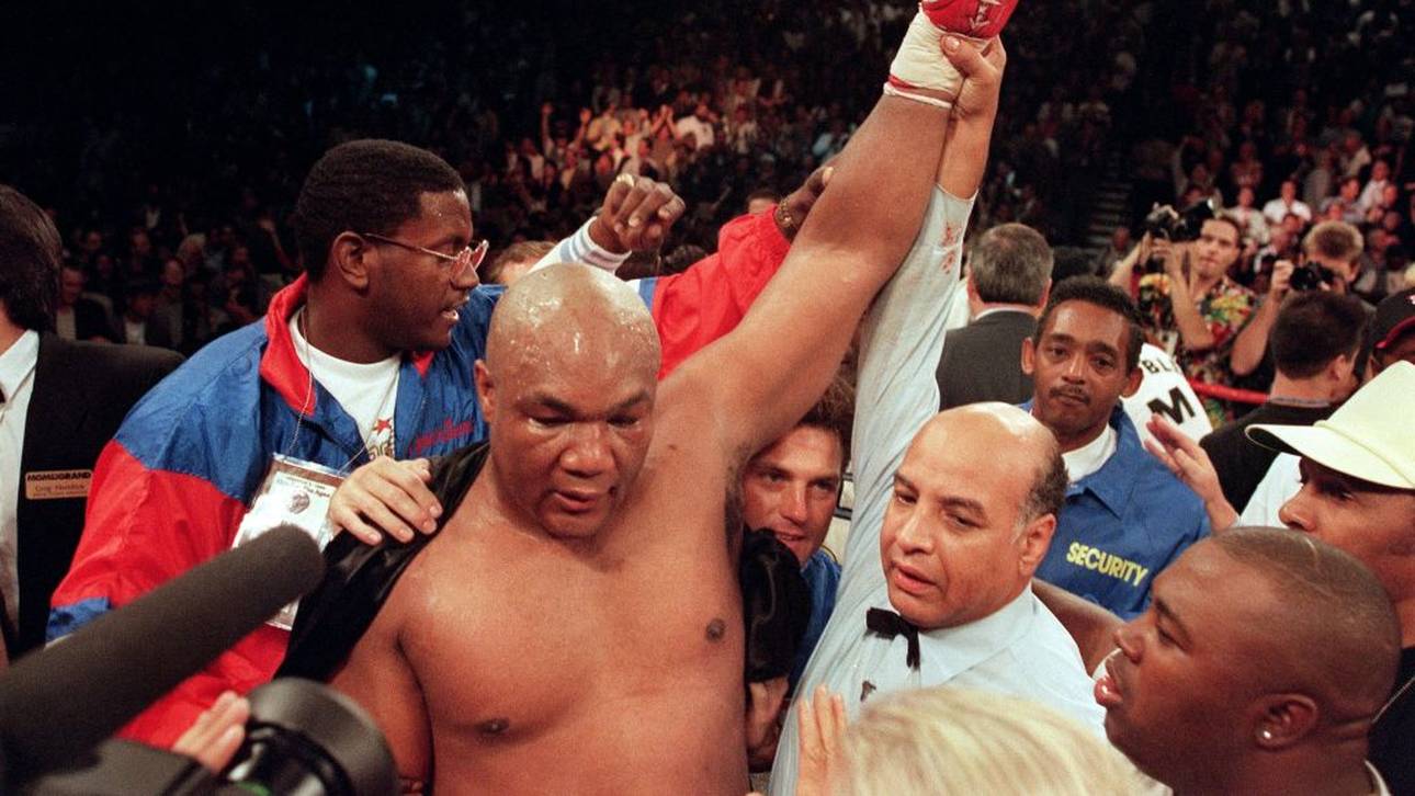 George Foreman krönte sich 1994 gegen Michael Moorer nochmal zum Weltmeister