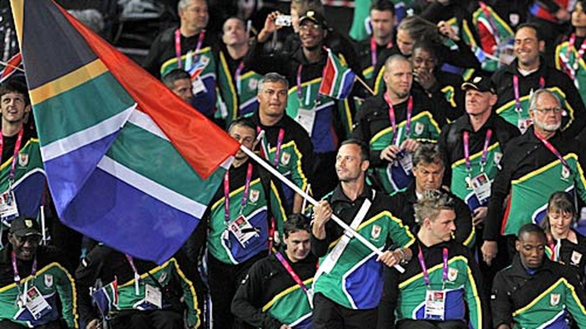Die Paralympics in Englands Haupstadt lässt sich Pistorius nicht nehmen. Als Fahnenträger führt er Südafrika ins Londoner Olympiastadion