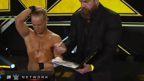 Im April war Drake Maverick Teil einer Entlassungs-Serie bei WWE. Bei einem Turnier verpasst er zwar den Titelgewinn, wird hinterher aber dennoch belohnt.