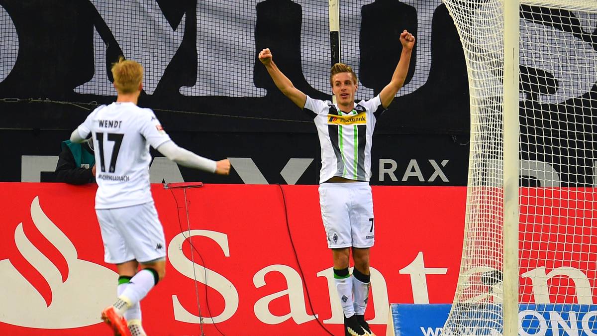 Es kommt, wie es kommen muss: Gladbach macht das 1:0. Patrick Herrmann lässt sich nach seinem siebten Saisontor feiern