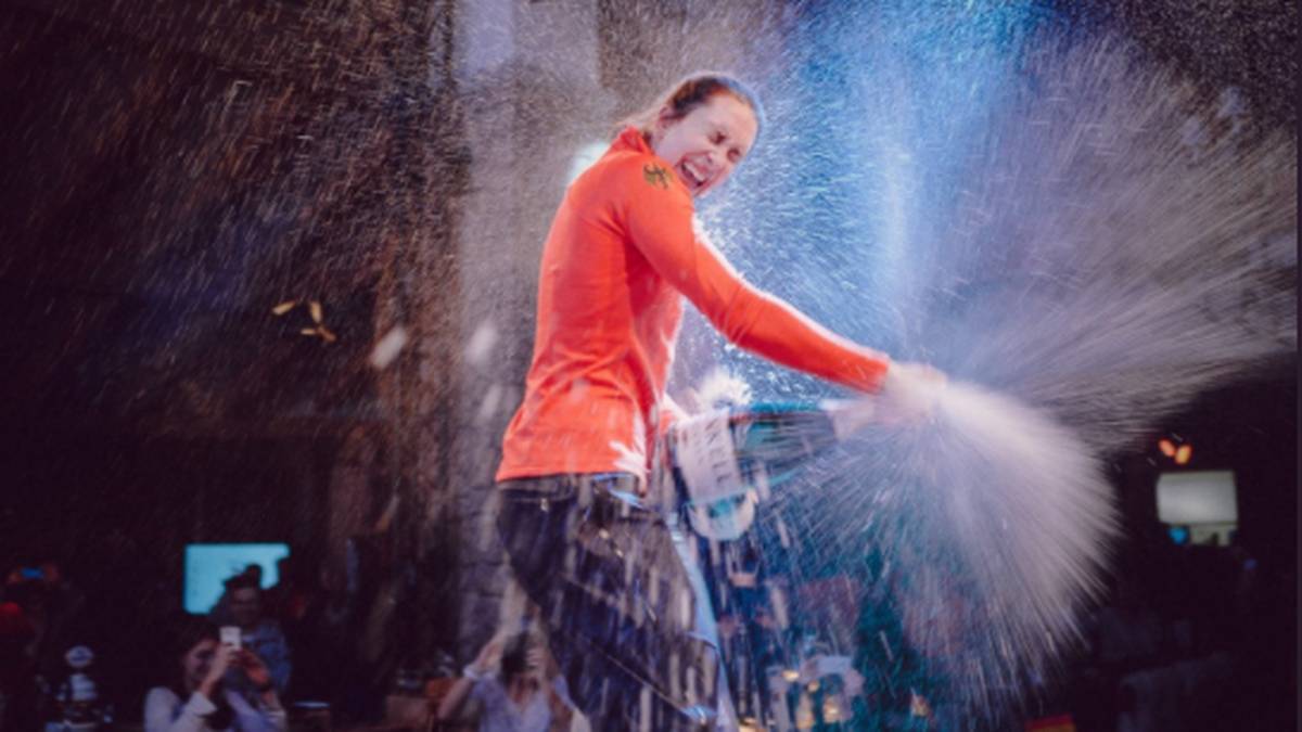 Auch Skeleton-Fahrerin Jacqueline Lölling gibt beim Feiern ihrer Silbermedaille ordentlich Gas