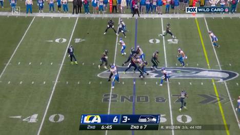 Russell Wilson hat es beim Playoff-Aus der Seahawks gegen die Rams nicht gerade leicht. Der MVP-Kandidat muss kräftig einstecken.