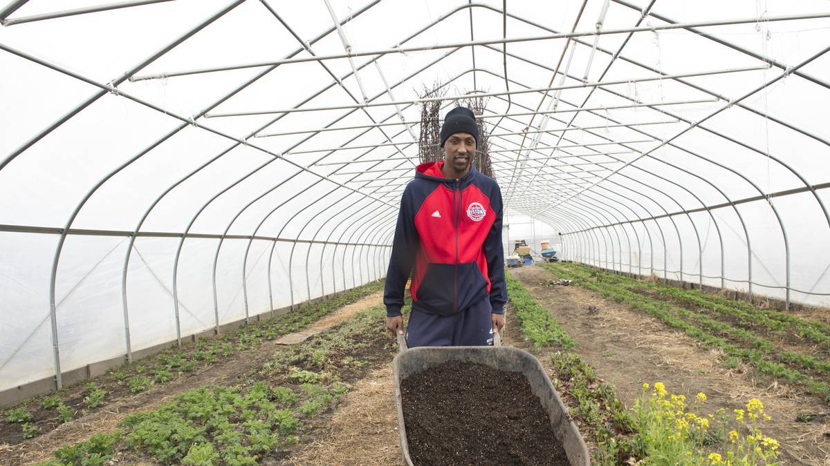 Die NBA engagiert sich seit Jahren auch für den Umweltschutz. Im Rahmen der Green Week tauschen die NBA-Stars die Sneakers mit Gummistiefeln und zeigen ihr Talent für Gartenarbeit. Brandon Jennings von den Detroit Pistons hat Spaß mit der Schubkarre