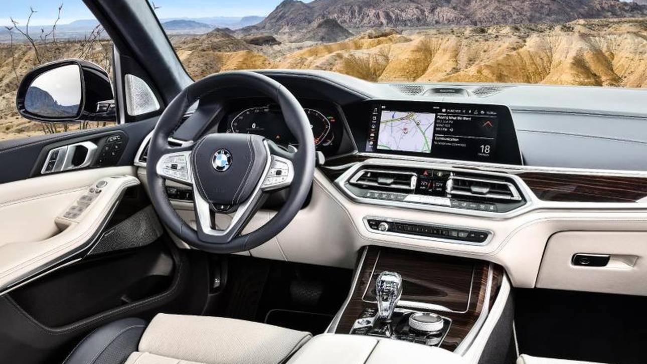 Die Ausstattung und das Ambiente im Innenraum sind dem X5 entnommen