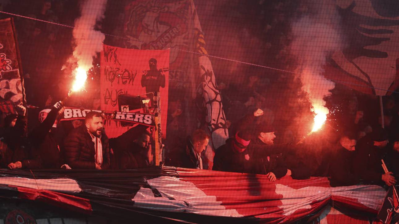 Die Kölner Fans sorgten durch das Abbrennen von Pyrotechnik für eine Spielunterbrechung
