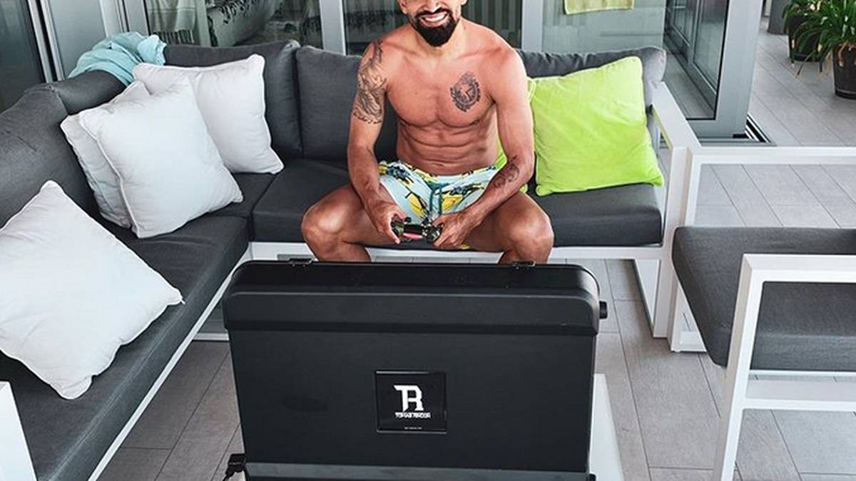 Bei Tomas Rincon heißt es auch im Urlaub: "Nicht ohne meine Konsole!" Vielleicht will er sich bei FIFA19 ja noch ein paar Tricks abschauen