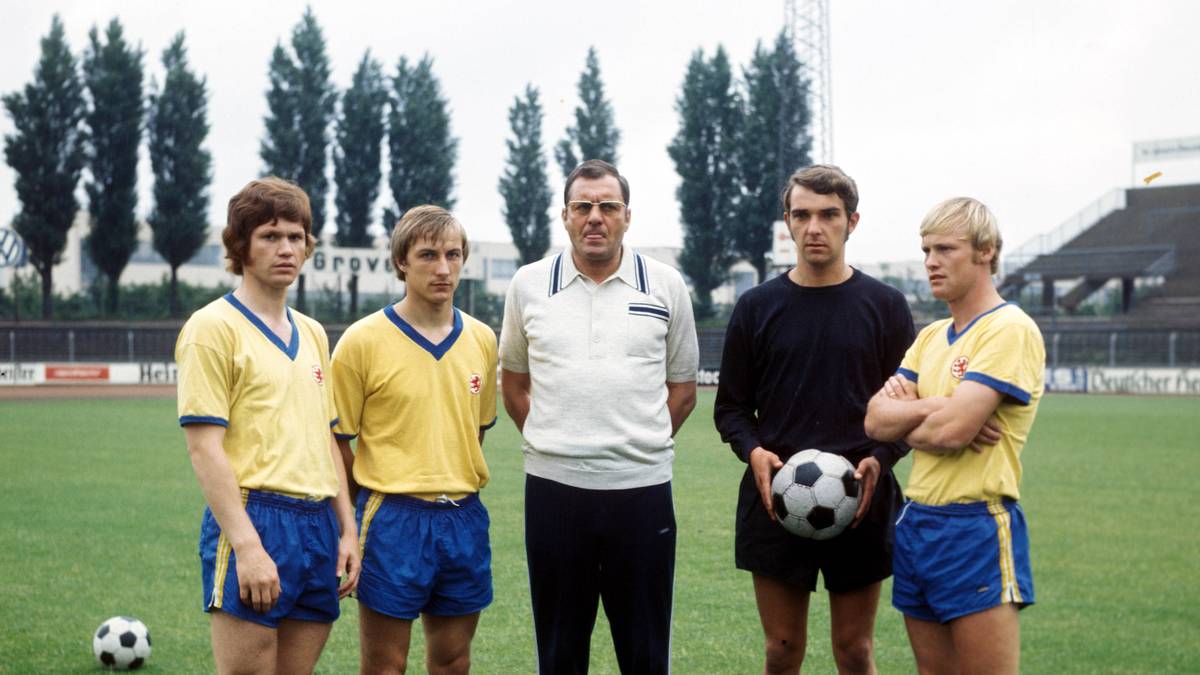 1972/73 - EINTRACHT BRAUNSCHWEIG: Schon beim Team-Shooting zu Saisonbeginn sucht man Vorfreude vergeblich. Monate später ist das Bundesliga-Kapitel dann beendet. Nach Episoden von 1974 bis 1980 und 1981 bis 1985 gelingt 2012/13 die bislang letzte Rückkehr in die Bundesliga, doch nur ein Jahr später ist das Abenteuer wieder vorbei (letztes Spiel ein 1:3 gegen Hoffenheim). 2017 scheitern die Braunschweiger in der Relegation gegen den Wolfsburg, 2018 geht es runter in Liga drei