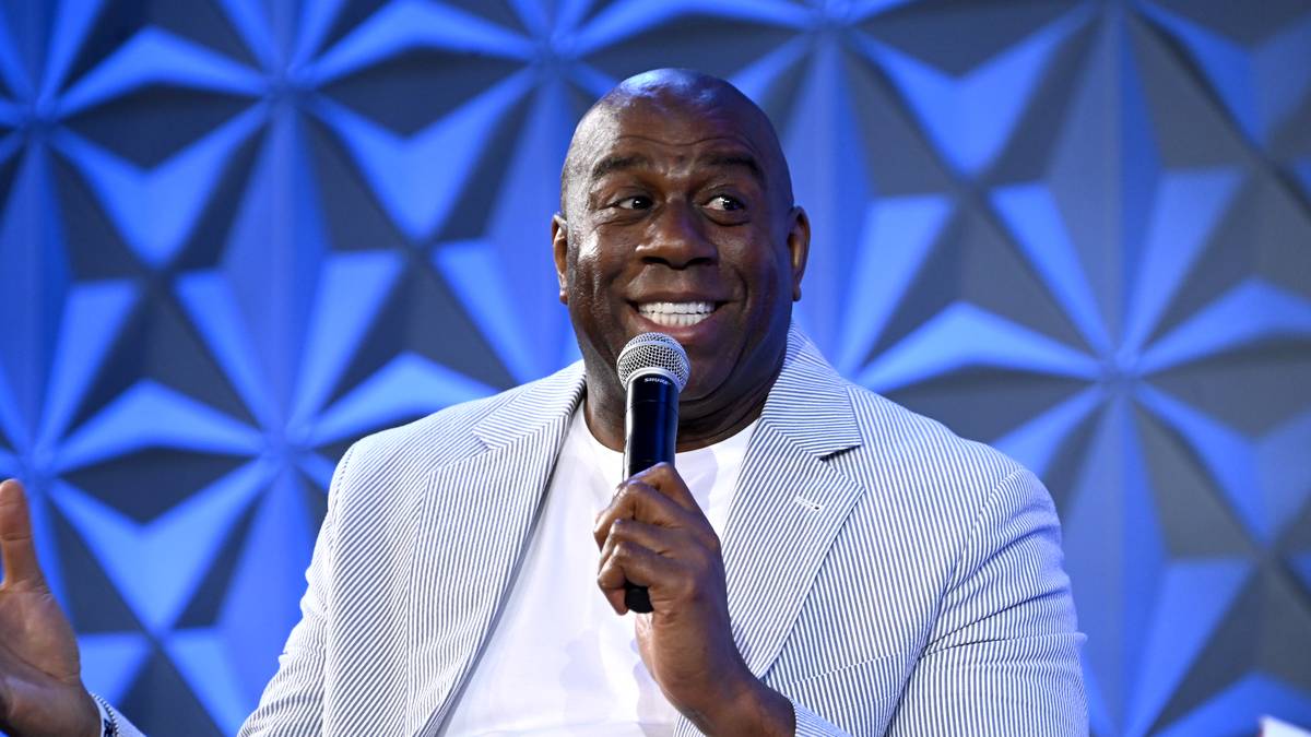 Aber er engagierte sich nicht nur sozial. Auch in den Medien war er präsent. So hatte er ab 1998 mit "The Magic Hour" seine eigene TV-Show. Diese wollte er als Plattform nutzen, um über gesellschaftliche Themen zu diskutieren. Die Kritiker fällten allerdings ein vernichtendes Urteil und so wurde die Show schnell wieder abgesetzt