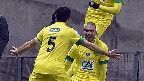 Vincent Bessat (2.v.li.) feiert eines seiner drei Tore gegen Olympique Lyon