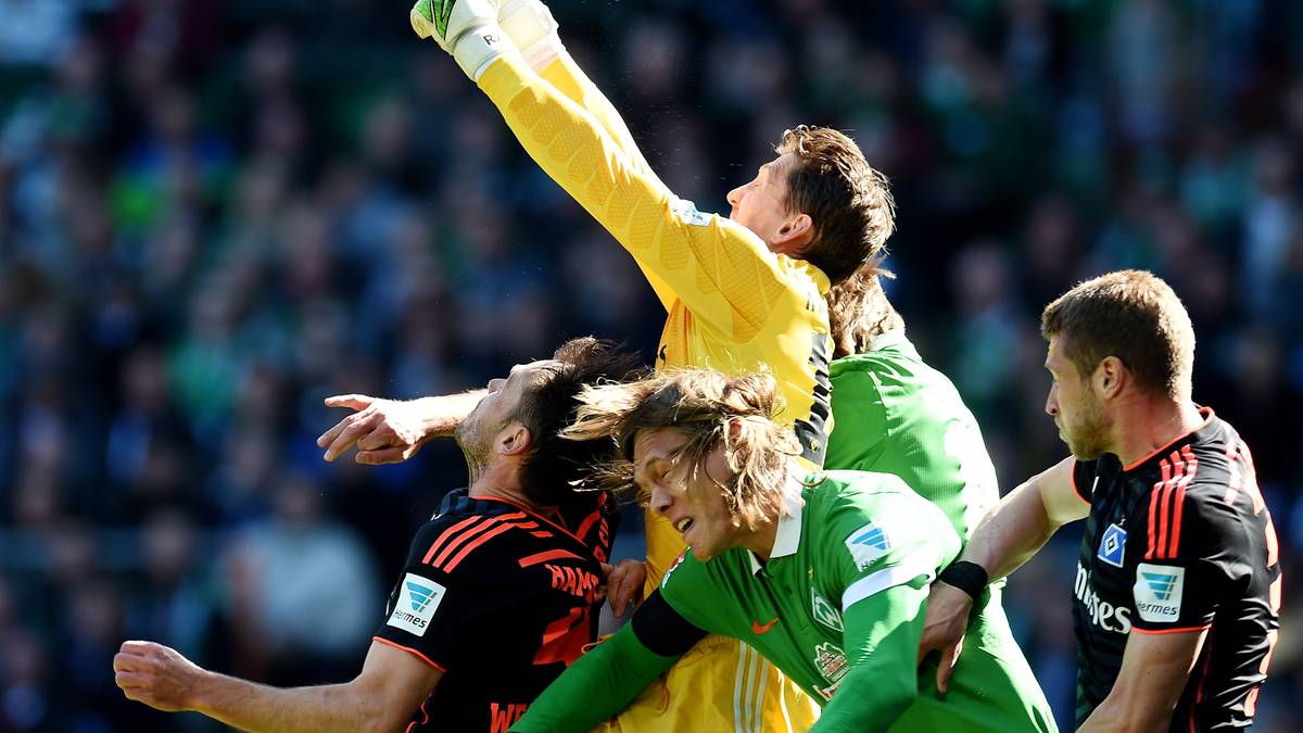 Hamburgs Torhüter Rene Adler rammt Freund und Feind beiseite, um den Ball wegzubekommen. Noch in der ersten Halbzeit stellt der HSV einen neuen Vereinsnegativrekord auf und überbietet die 507 torlosen Minuten vom Beginn der Saison
