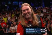 Ryan Seale spielt im Halbfinale der Hungarian Darts Trophy sechs perfekte Darts gegen Gian van Veen. Die Chance auf den 9-Darter verweiterte er mit dem Wurf in die einfache und dreifache 1. Searle nahm es mit Humor. 