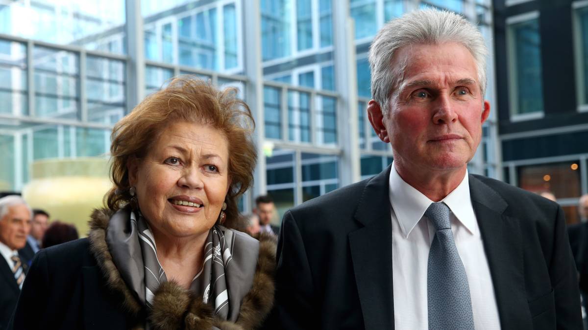 Währenddessen sind die Gespräche mit Heynckes weit fortgeschritten. Bei einem Treffen wird der 72-Jährige, der seine Karriere eigentlich 2013 nach dem Triple-Sieg mit Bayern beendet hatte, von Hoeneß, Rummenigge und Salihamidzic um ein erneutes Comeback beim Rekordmeister gebeten