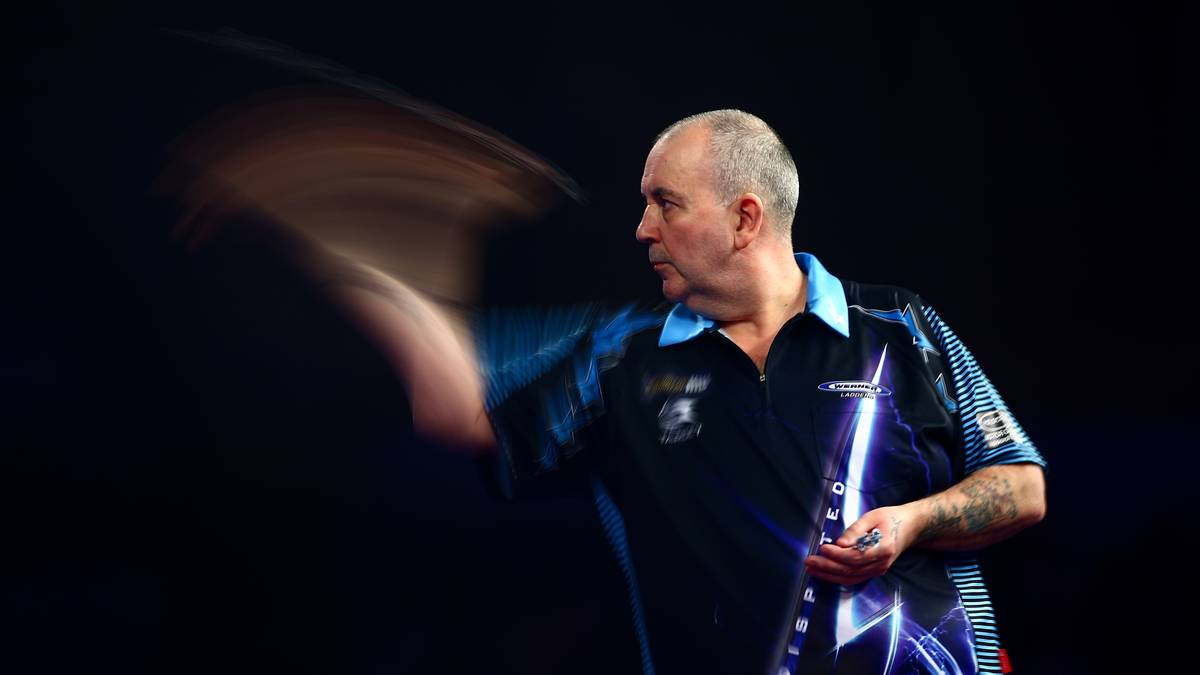 Sein Gegner ist niemand Geringeres als Phil Taylor, 16-maliger Weltmeister, der beste Darts-Spieler aller Zeiten