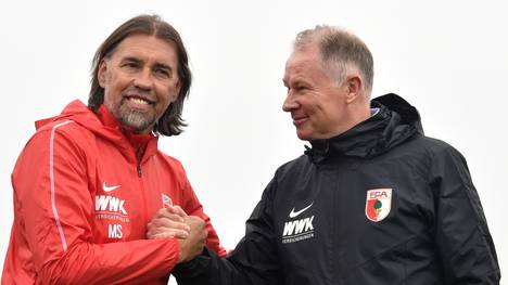 FC Augsburg: Martin Schmidt als neuer Trainer vorgestellt, Martin Schmidt (links) soll den FC Augsburg vor dem Abstieg retten