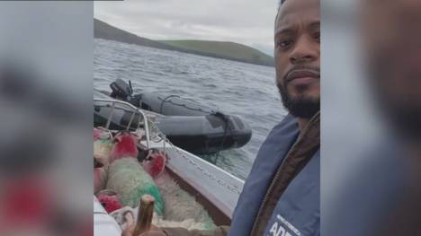 Nachdem Cristiano Ronaldo aufgrund von Schafen aus seiner Millionenvilla geflohen ist, nimmt ihn jetzt Kumpel Patrice Evra aufs Korn. Der Ex-Mitspieler postet ein kurioses Video auf Instagram.