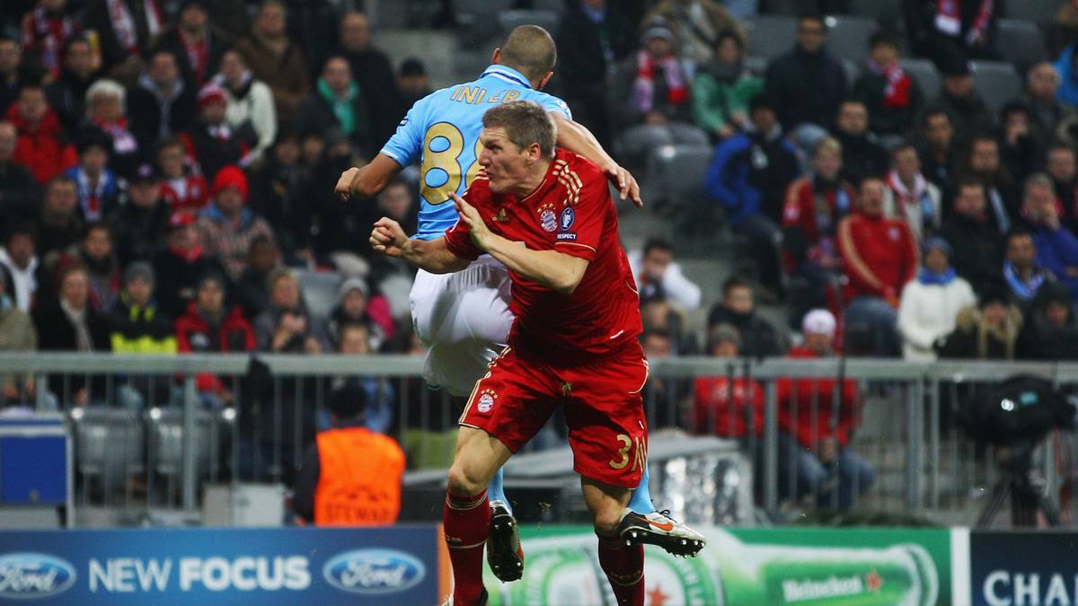 Die Saison 2011/2012 steht für Schweinsteiger unter keinem guten Stern: Im November rauscht er beim Champions-League-Spiel gegen den SSC Neapel mit Gökhan Inler (l.) zusammen und zieht sich einen Schlüsselbeinbruch zu