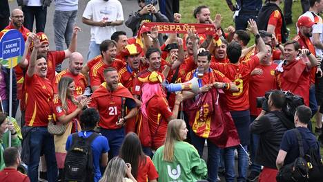 Spanische Fans auf dem Weg zur Schalker Arena