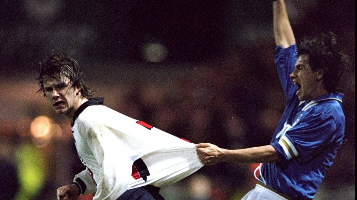 Bei den Red Devils entwickelt sich Beckham in Windeseile von der Nachwuchshoffnung zum Leistungsträger und schafft im September 1996 sogar erstmals den Sprung in die englische Nationalmannschaft