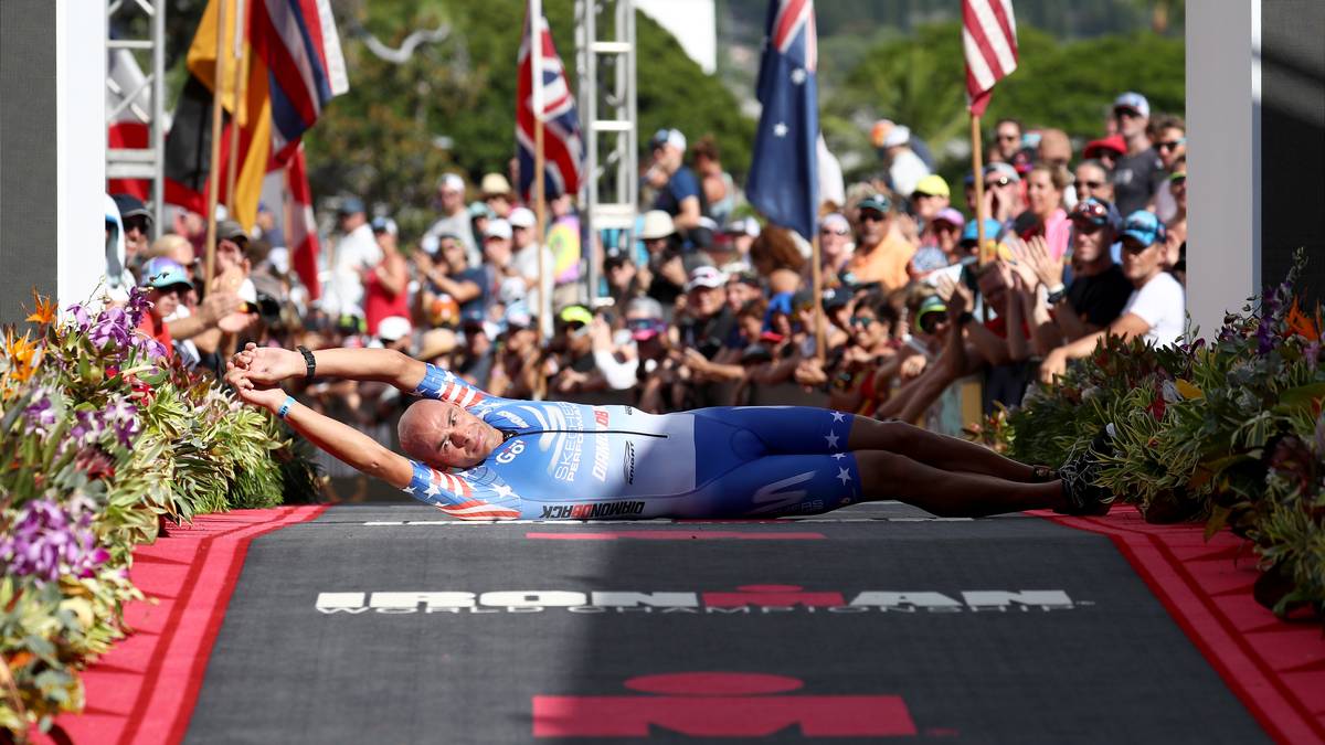 Matt Russell rollt sich über die Ziellinie