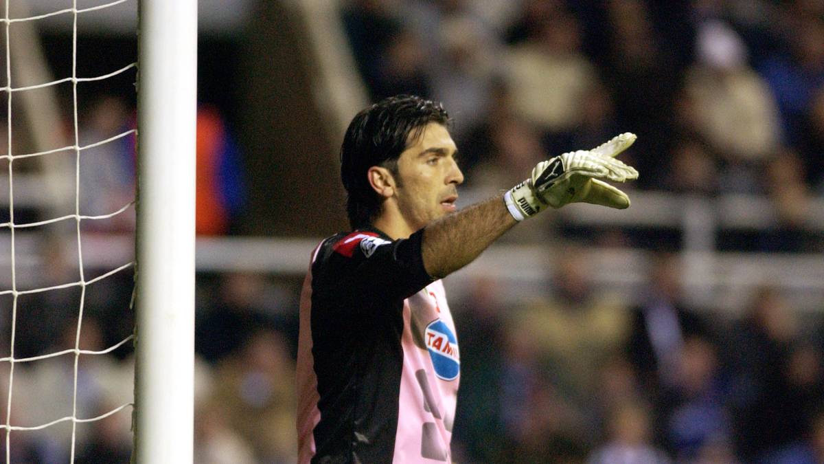 PLATZ 7: Auch ein guter Torhüter ist was wert, Gianluigi Buffon mehr als jeder andere. Zur Saison 2001/02 ging er für 52,88 Millionen Euro vom AC Parma zu Juventus Turin - bis heute der teuerste Torwart-Transfer aller Zeiten