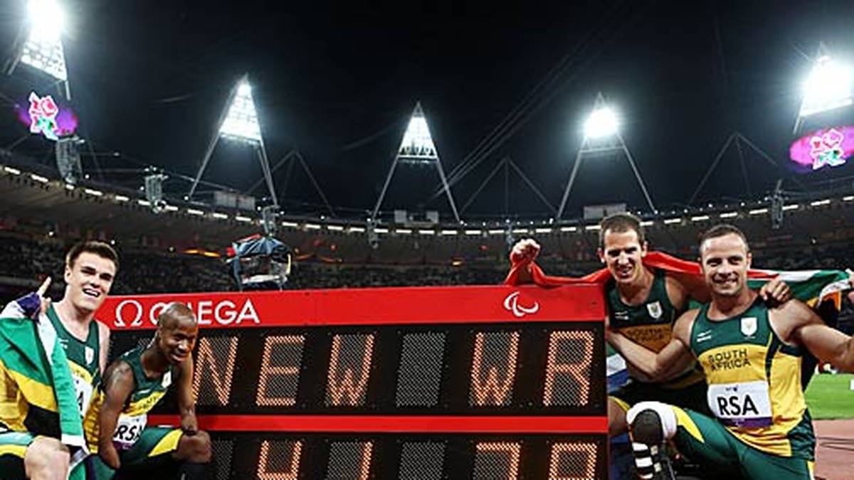 Auch mit der Staffel feiert er (rechts): Gold und Weltrekord über 4x100 Meter