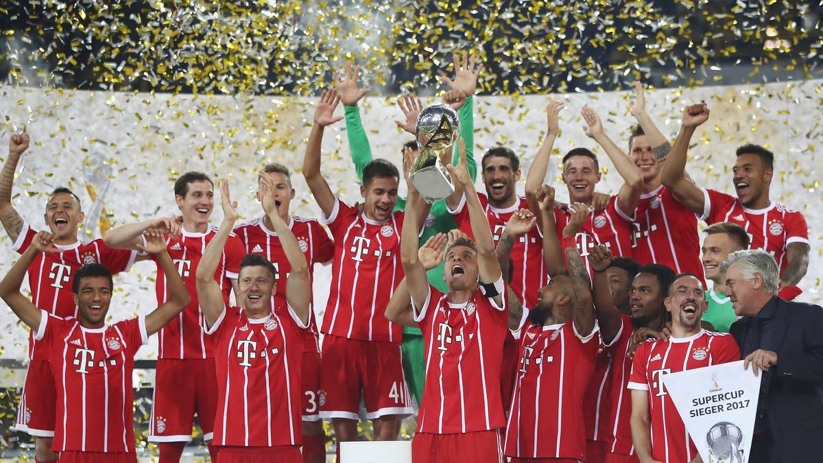 Zum sechsten Mal stemmen die Bayern die Trophäe in die Luft. Die Münchner sind damit Rekord-Supercup-Sieger