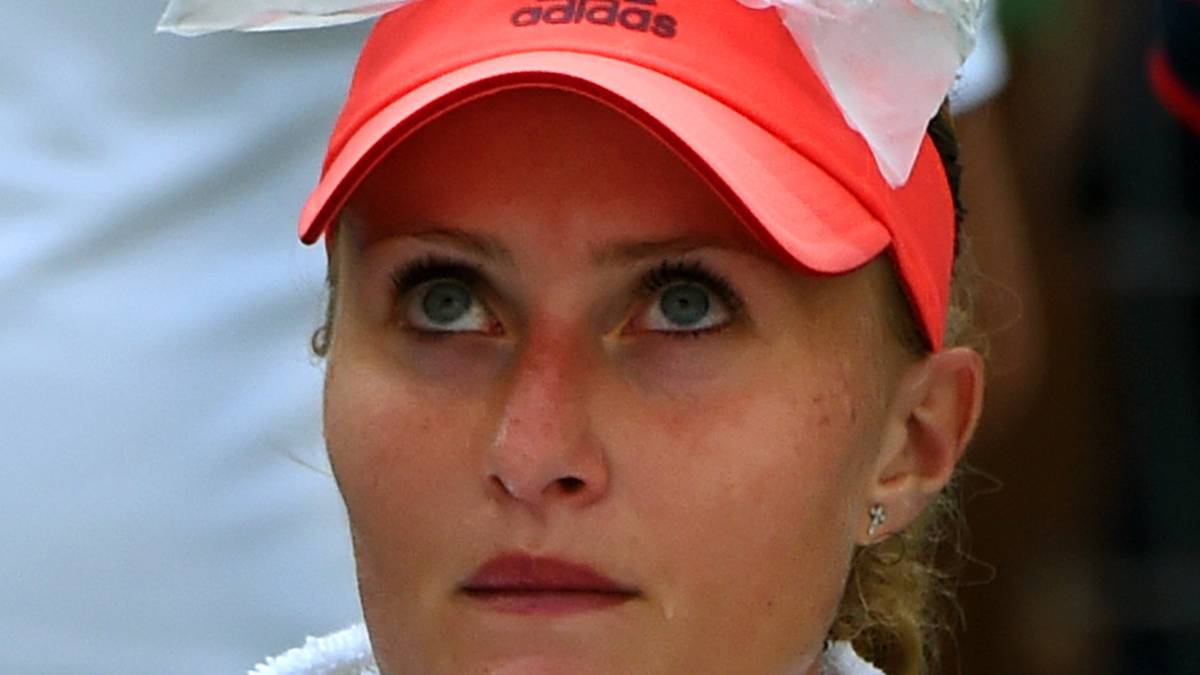 Kristina Mladenovic legt eine Tüte mit Eiswürfeln zur Abkühlung in einer Pause auf ihren Kopf