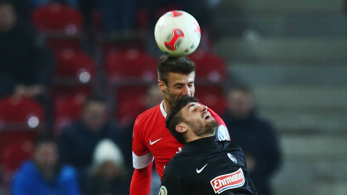 MARCO und DANIEL CALIGIURI: Daniel (l.) lief bislang unter anderem für Freiburg, Wolfsburg und Schalke auf. Sein Vertrag bei den Königsblauen gilt noch bis 2020. Sein Bruder Marco (r.) spielt aktuell für Greuther Fürth in der Innenverteidigung. Beide spielten bisher nur gegeneinander, nie zusammen bei einem Klub