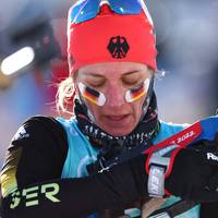 Vanessa Hinz verkündet vor der WM in Oberhof ihr Karriereende. Das deutsche Biathlon-Team reagiert geschockt. Denise Herrmann-Wick würdigt die dreimalige Staffel-Weltmeisterin auf lustige Art.