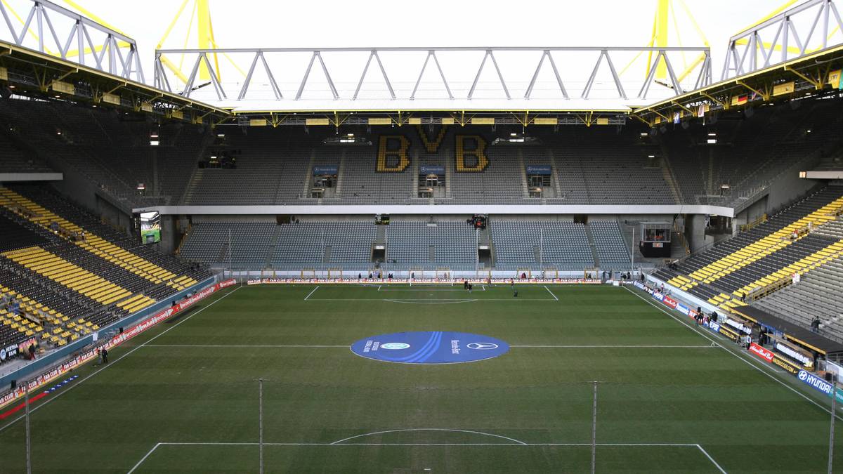 Das Stadion wird zwischen 1971 und 1974 für die WM 1974 mit einer Zuschauerkapazität von 54.000 Zuschauern errichtet. Es kostet damals 31,7 Millionen Deutsche Mark, was für ein Stadion dieser Größe relativ günstig ist