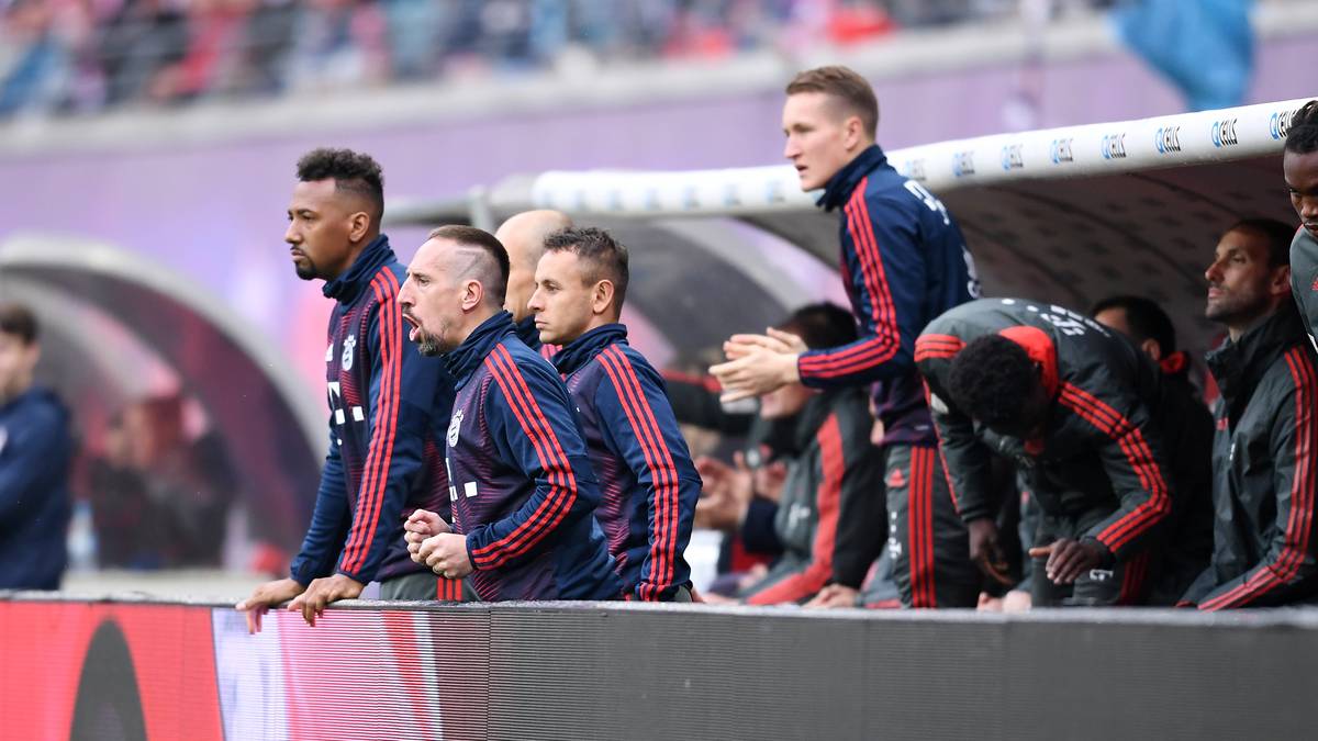 Sowohl Robben und Ribéry als auch Rafinha müssen allerdings - wie zuletzt in Leipzig - zunächst auf der Bank Platz nehmen. Eine Entscheidung, die ihm "sehr, sehr schwer" gefallen sei, erklärt Nico Kovac bei "Sky"