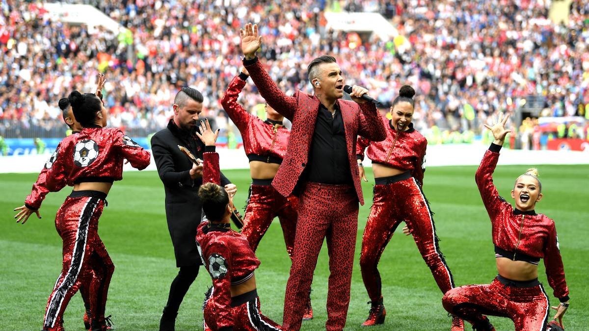 Stargast Robbie Williams heizt mit seinem Hit "Let Me Entertain You" die Stimmung an