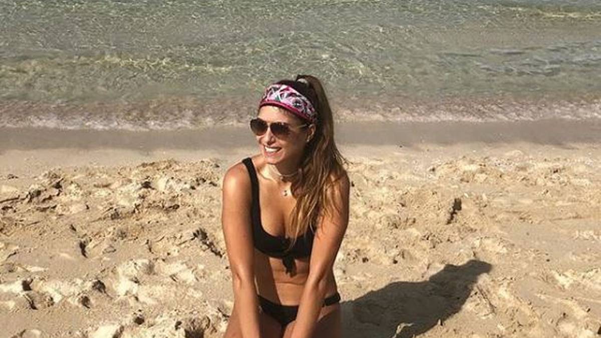 ... während Cathy Hummels als Strandnixe unterwegs ist