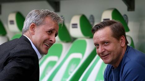 Letzte Ratschläge? Pierre Littbarski (l.) im Gespräch mit Horst Heldt, dem Geschäftsführer Sport des 1. FC Köln 