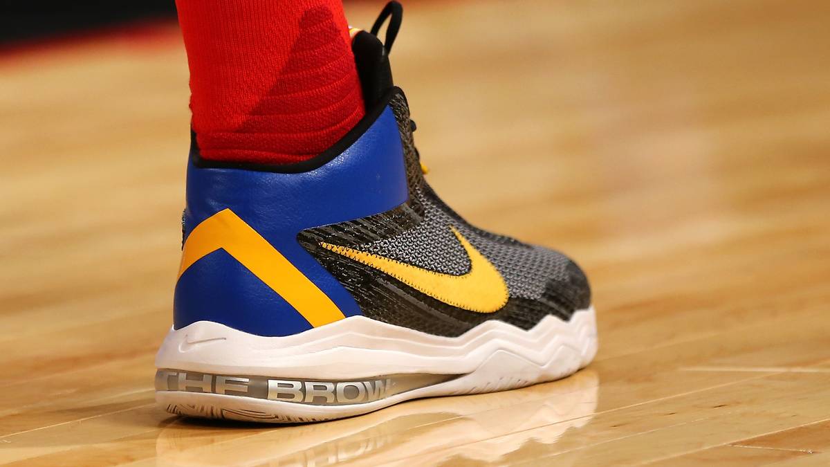 Anthony Davis rockt die Old-School-Sneaker mit seinem Spitznamen "The Brow" als Schriftzug an der Ferse