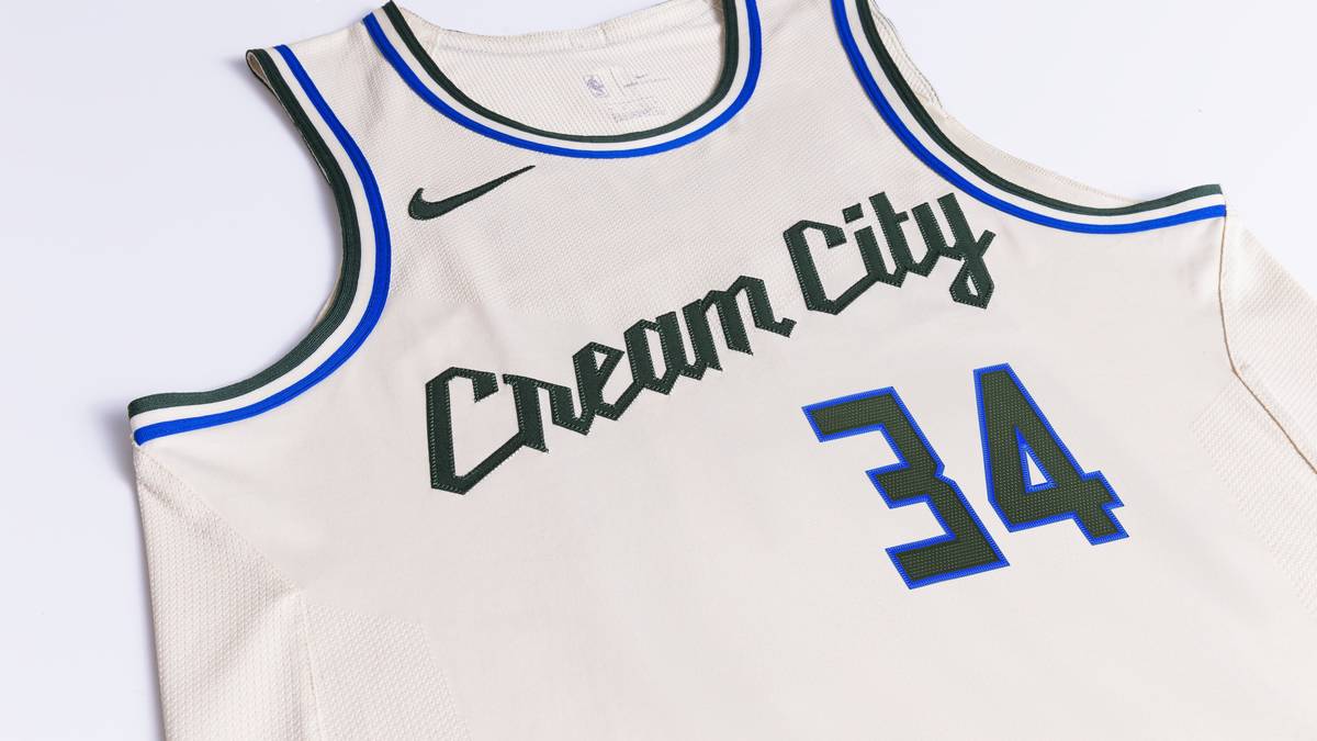 MILWAUKEE BUCKS: Stark und widerstandsfähig wie die cremefarbenen Ziegel, die die Stadt gebaut haben und ihr eine besondere Note verleihen, kreativ wie die Menschen, die dafür bekannt sind, das zu nehmen, was sie haben und etwas Besonderes zu schaffen, verkörpert das Trikot Cream City und alles, wofür Milwaukee steht