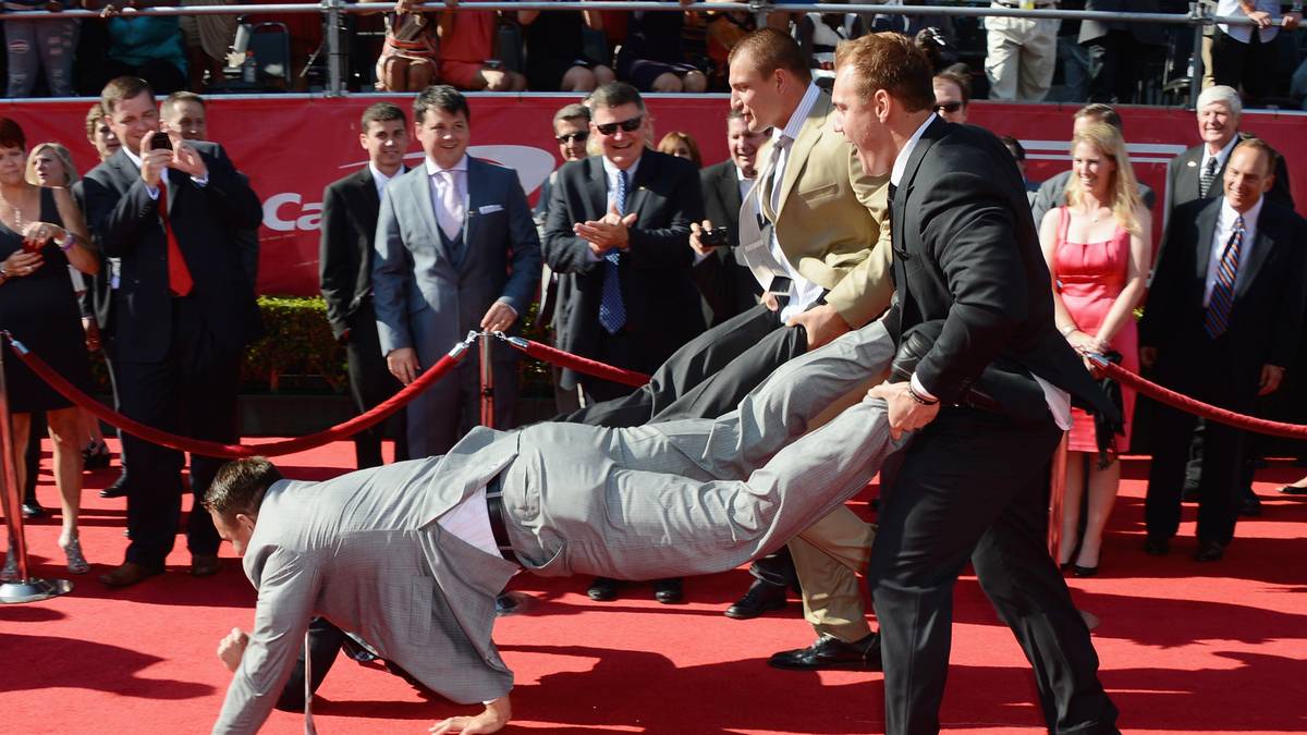 Schon damals zeigte sich Gronkowski gerne auf dem Roten Teppich, wie hier bei den "ESPN"-Awards für die besten Spieler der Saison. Mit seinen Brüdern sorgte er für Stimmung