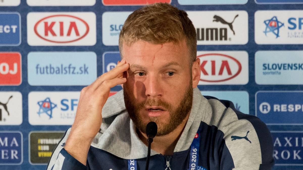 ADAM NEMEC: Fällt in seinem Garten von einem Baum und bricht sich dabei zwei Brustwirbel und das Schlüsselbein, außerdem zieht er sich eine Gehirnerschütterung zu