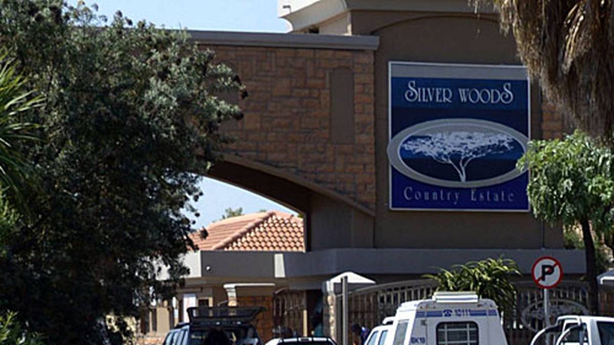 Doch die Idylle hält nur vier Monate. Am Valentinstag 2013 sind Schüsse aus dem Anwesen Pistorius' zu hören. Der "Blade Runner" hält seine Freundin Steenkamp für eine Einbrecherin und erschießt sie durch die Badezimmertür mit vier Schüssen